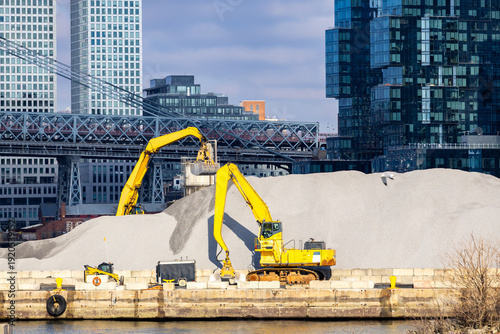 Foto Yellow excavators and heavy machinery during pier reconstruction at Brooklyn wat