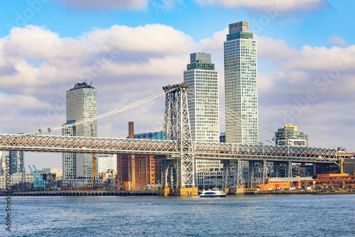 Foto Williamsburg Bridge spanning East River with One Domino Square skyscrapers in Br