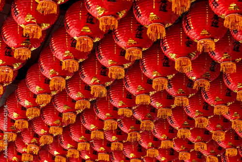 Bild auf Leinwand Numerous red lanterns were neatly hung from the temple ceiling.