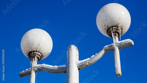 Φωτογραφία Rusty streetlight with blue sky