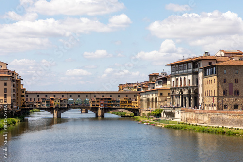 Fotografia ponte vecchio florence tuscany italy with the uffizi and the galileo museum on t