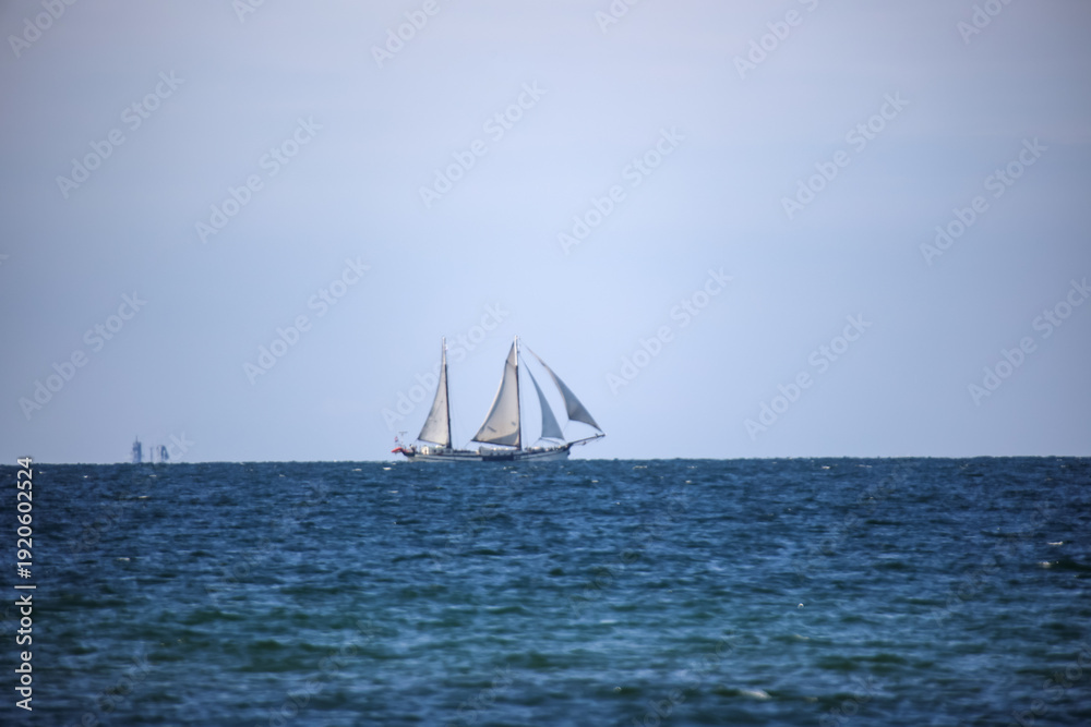 Fototapeta premium Ein Zweimaster Segelschiff auf Segelturn. 