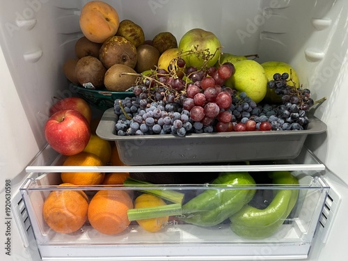 frutas y verduras: uvas, berenjena, tomates, pepino, naranjas y limones