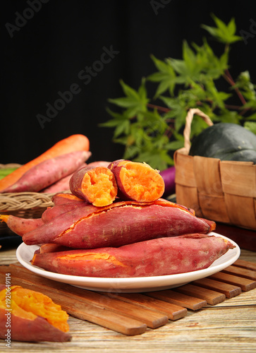 Fotografía Fresh Sweet Potatoes on White Plate Studio Food Photography with Natural Ingredi