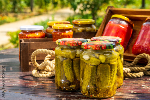 Foto Canned cucumber in vinegar