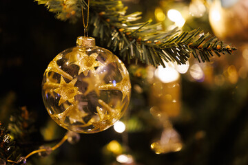 Ingelijste posters Meisjeskamer Gouden kerstbal aan versierde boom  © AlexKriv