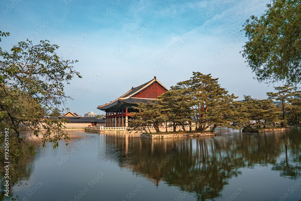 Fototapeta premium Gyeongbokgung Palace Main Hall with Mountain Background Seoul