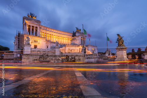 Canvas Print The Piazza Venezia night view in Rome