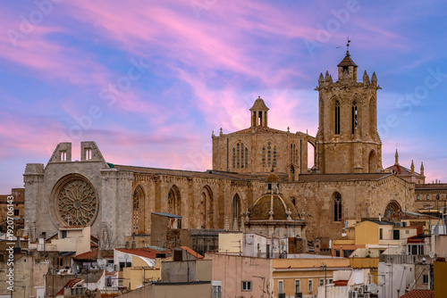 Foto Sunset view of Tarragona Cathedral, Catalonia, Spain, a UNESCO World Heritage Ci
