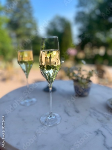Foto Teo glasses of champagne on a terrace table in a garden