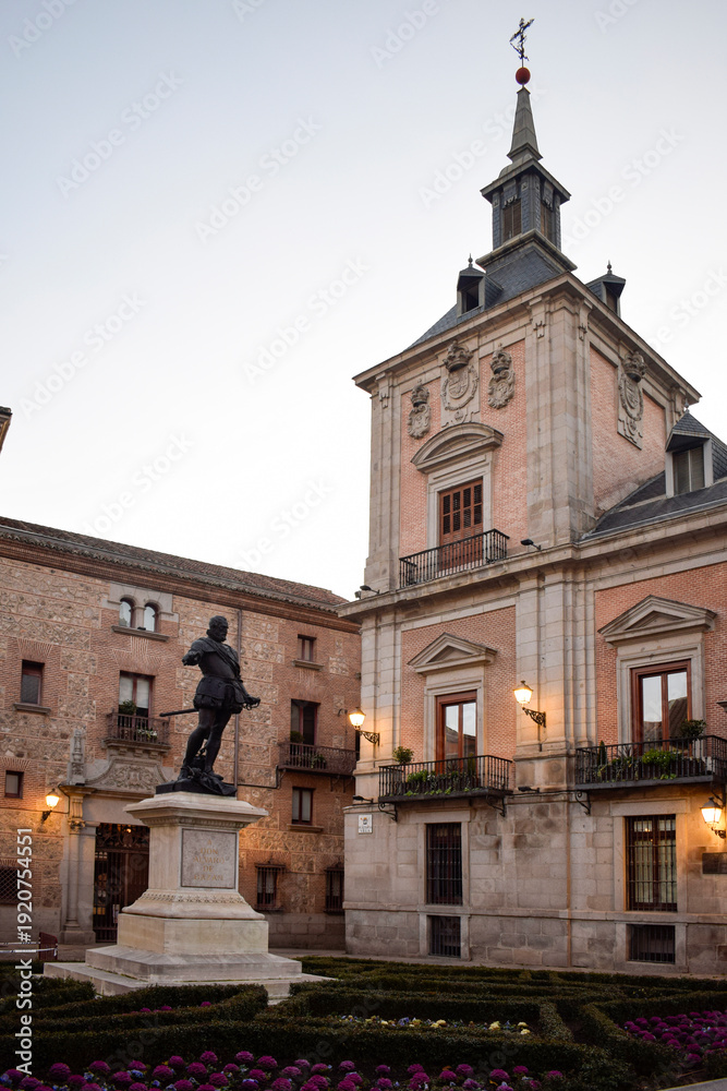 Fototapeta premium Plaza de la Villa and Monument at Dusk in Madrid, Spain