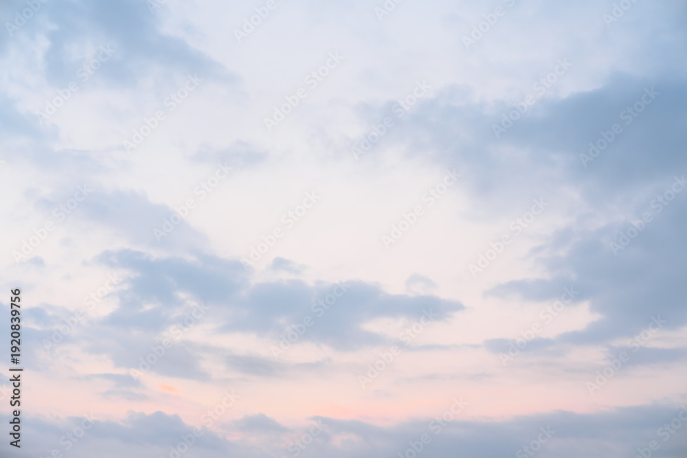 Obraz premium 幻想的な空のグラデーション - 穏やかな朝焼けと夕暮れの息吹