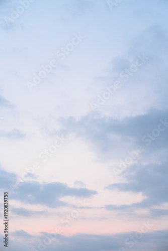 幻想的な空のグラデーション - 穏やかな朝焼けと夕暮れの息吹