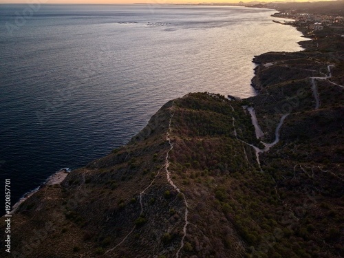 Foto evening seaside trail, sunset along rugged coast offers atmospheric scene perfec