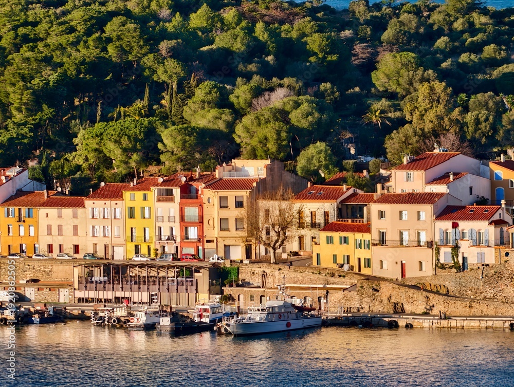 Obraz premium Lively coastal scenery. Vivid coastal landscape featuring shimmering reflections and inviting atmosphere