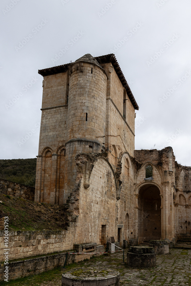 Obraz premium San pedro de arlanza monastery ruins standing under cloudy sky