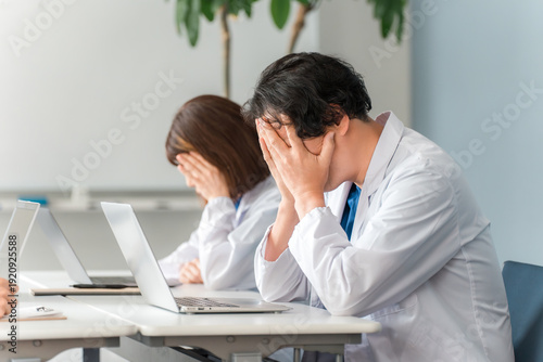 Foto Male doctor depressed by medical malpractice trouble (shock, anguish, despair)