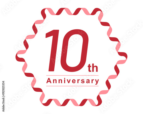 10周年アニバーサリーのロゴデザイン。赤いリボン風の波型フレームがおしゃれな記念バッジ素材。企業の創立10周年、イベント、キャンペーンの装飾に最適なエレガントなベクターイラストレーション。