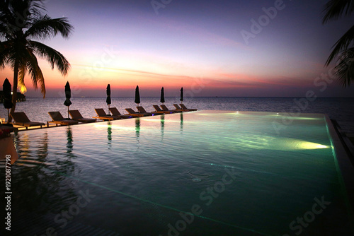 Quadro su tela Maldives Luxury Resort Infinity Pool at Sunset with Ocean View