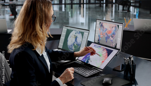 Canvastavla Professional Woman Forecasting Weather Patterns On Computer
