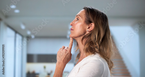 Tableau sur toile Smooth Aesthetic: Woman With Tightened Neck