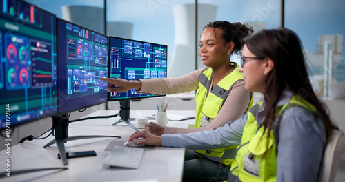 Bild auf Leinwand Power Plant Engineer Safely Controls Nuclear Reactor
