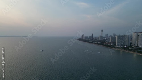 황금빛 노을과 붉은 저녁 노을로 물든 태국 파타야 좀티엔 해변의 평화로운 해안선 드론 항공 촬영
