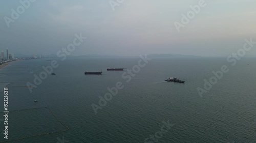 황금빛 노을과 붉은 저녁 노을로 물든 태국 파타야 좀티엔 해변의 평화로운 해안선 드론 항공 촬영
