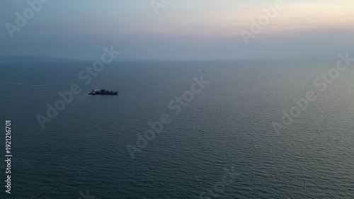 황금빛 노을과 붉은 저녁 노을로 물든 태국 파타야 좀티엔 해변의 평화로운 해안선 드론 항공 촬영
