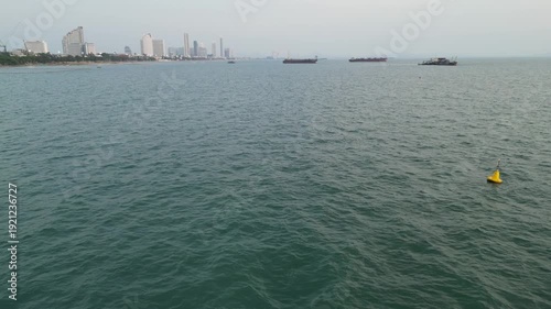 황금빛 노을과 붉은 저녁 노을로 물든 태국 파타야 좀티엔 해변의 평화로운 해안선 드론 항공 촬영
