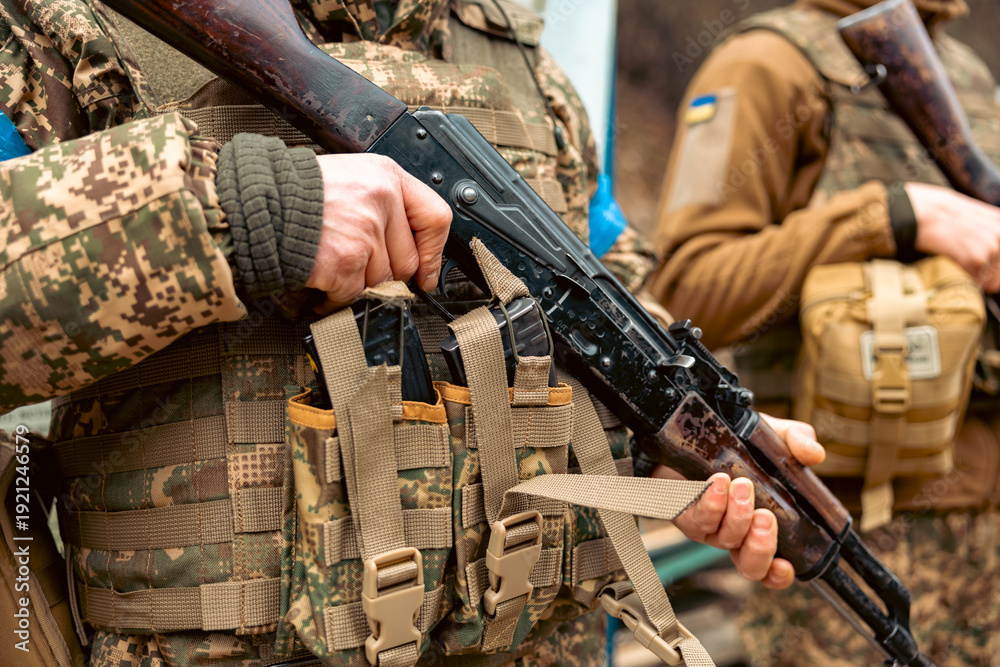 Obraz premium Machine guns in the hands of soldiers close up