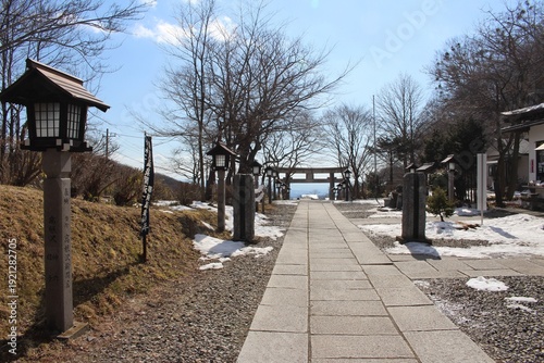 残雪が残る那須温泉神社の参道