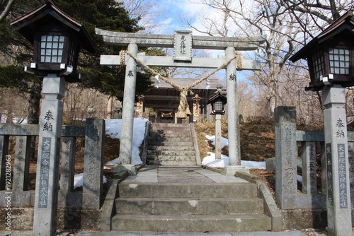 残雪が残る那須温泉神社の鳥居