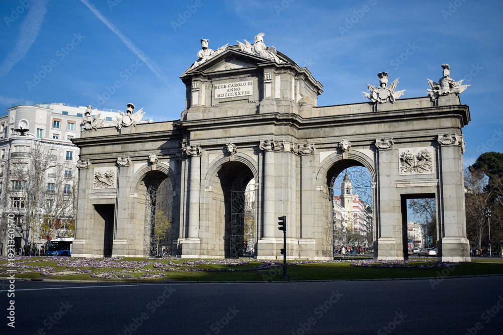 Fototapeta premium Puerta de Alcalá under Blue Skies in Madrid, Spain