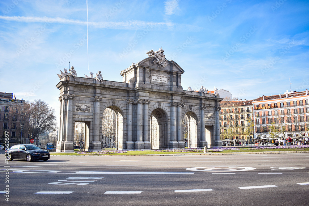 Fototapeta premium Puerta de Alcalá under Blue Skies in Madrid, Spain