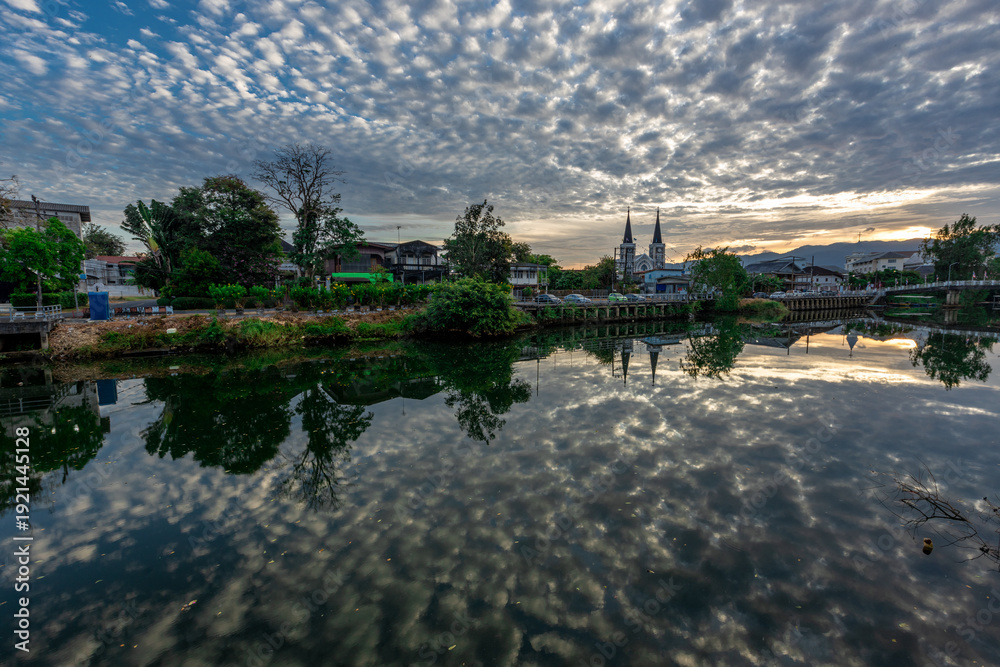 Obraz premium The backdrop of the Cathedral of the Immaculate Conception, Chanthaburi, located on the banks of the river in a community, features ancient and beautiful sculptures, characteristic of Thailand.
