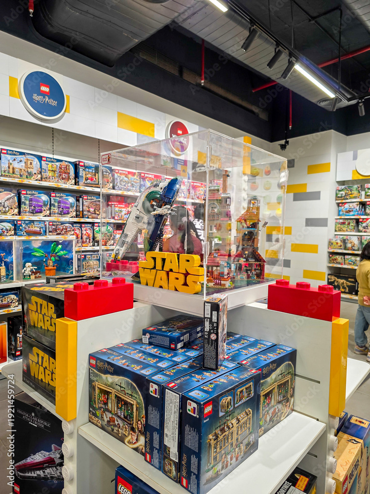 Naklejka premium LEGO store in Delhi with visitors and staff