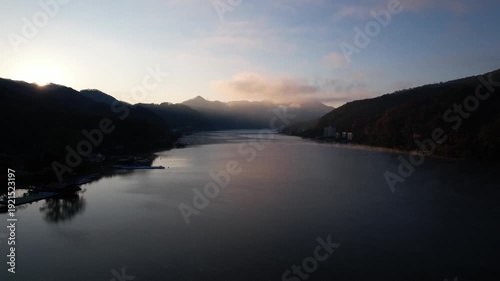 하늘에서 본 해뜨는 아침 강가 풍경
