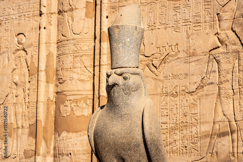 Tableau sur toile Granite Statue of Falcon God Horus Wearing the Double Crown at Edfu Temple in Eg