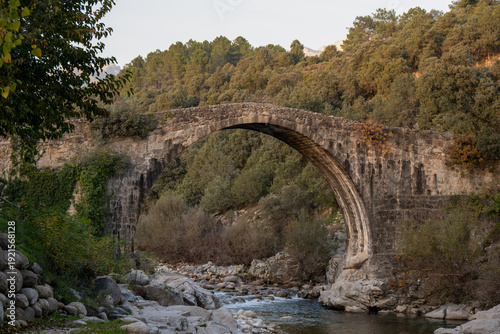 фотографія Stone arch Puente Romano over river in Madrigal de la Vera, Spain