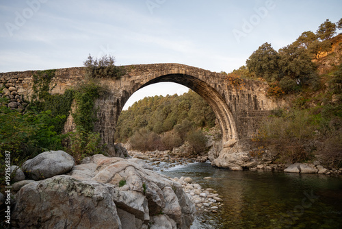 фотографія Puente Romano stone bridge and river in Madrigal de la Vera, Spain