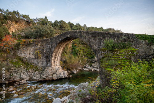 Valokuva Old stone arch bridge over river at Madrigal de la Vera, Spain