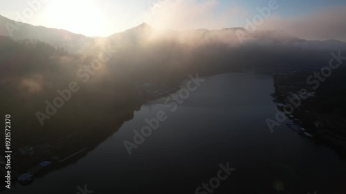 산 위로 올라오는 아침 햇살