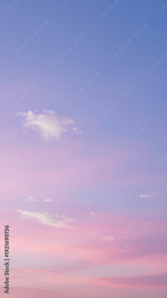Obraz premium Beautiful Gradient Sky With Clouds At Sunset, Serene And Calm, Perfect For Background Or Wallpaper