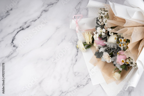 Fotografía Pastel colored flower bouquet on marble background with copy space