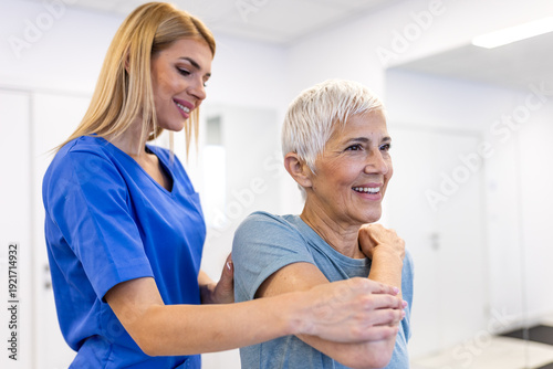Картината върху платно Smiling senior woman at physiotherapy