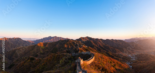 Foto Great Wall of China Panoramic View in Autumn, Golden Hour Mountain Landscape