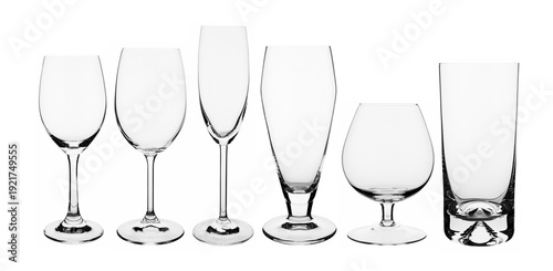 Verschiedene Trinkgläser freigestellt auf weissem Hintergrund