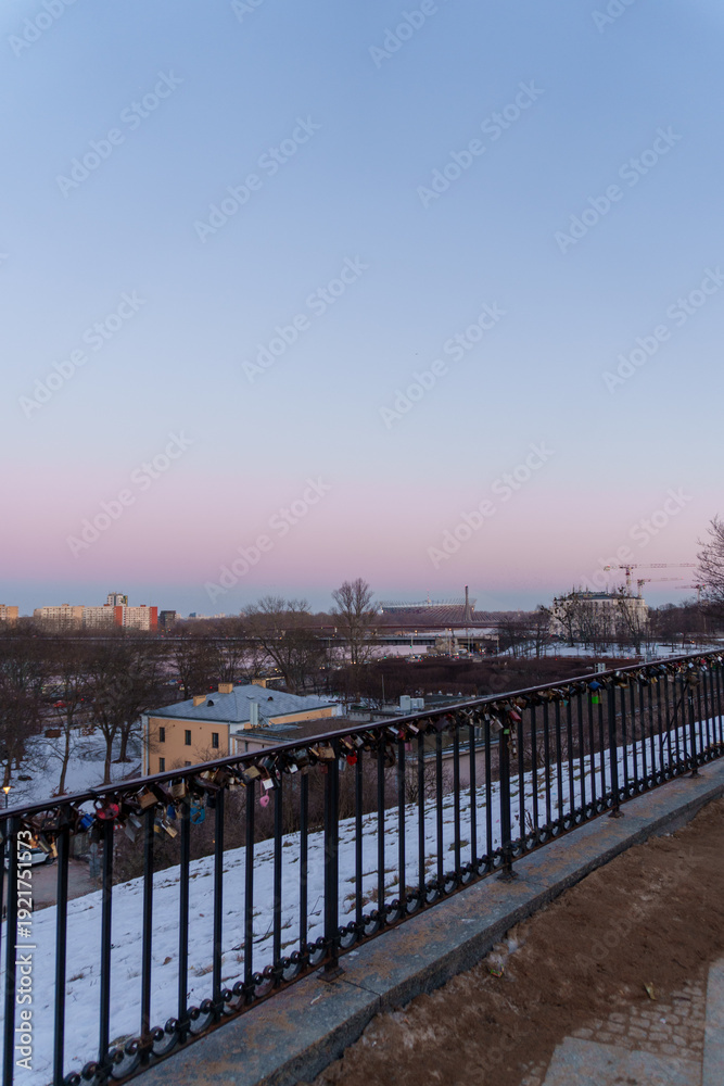 Obraz premium Snowy cityscape view from elevated railing
