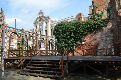 Scena plenerowa przy ruinach zamku w Żmigrodzie